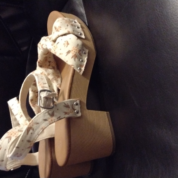 Universal Thread Shoes - Universal Thread 9.5 cream platform sandals